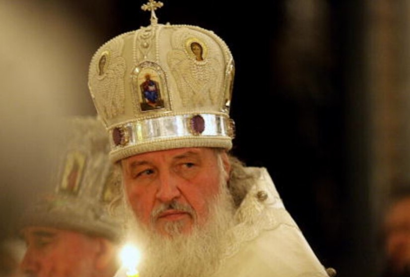 Руският патриарх Кирил, който падна по време на богослужение в